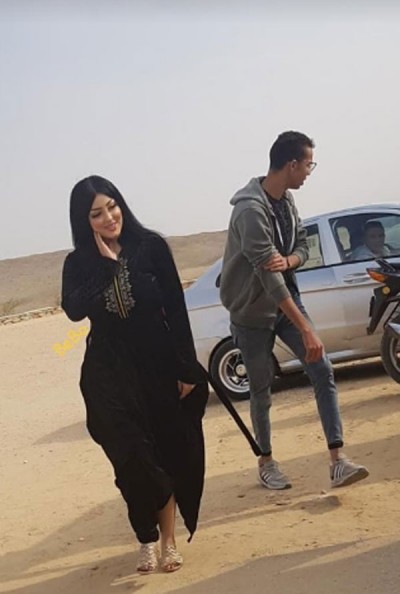 لحظة دخولها لمنطقة هرم سقارة وهي تلبس عباية .. !